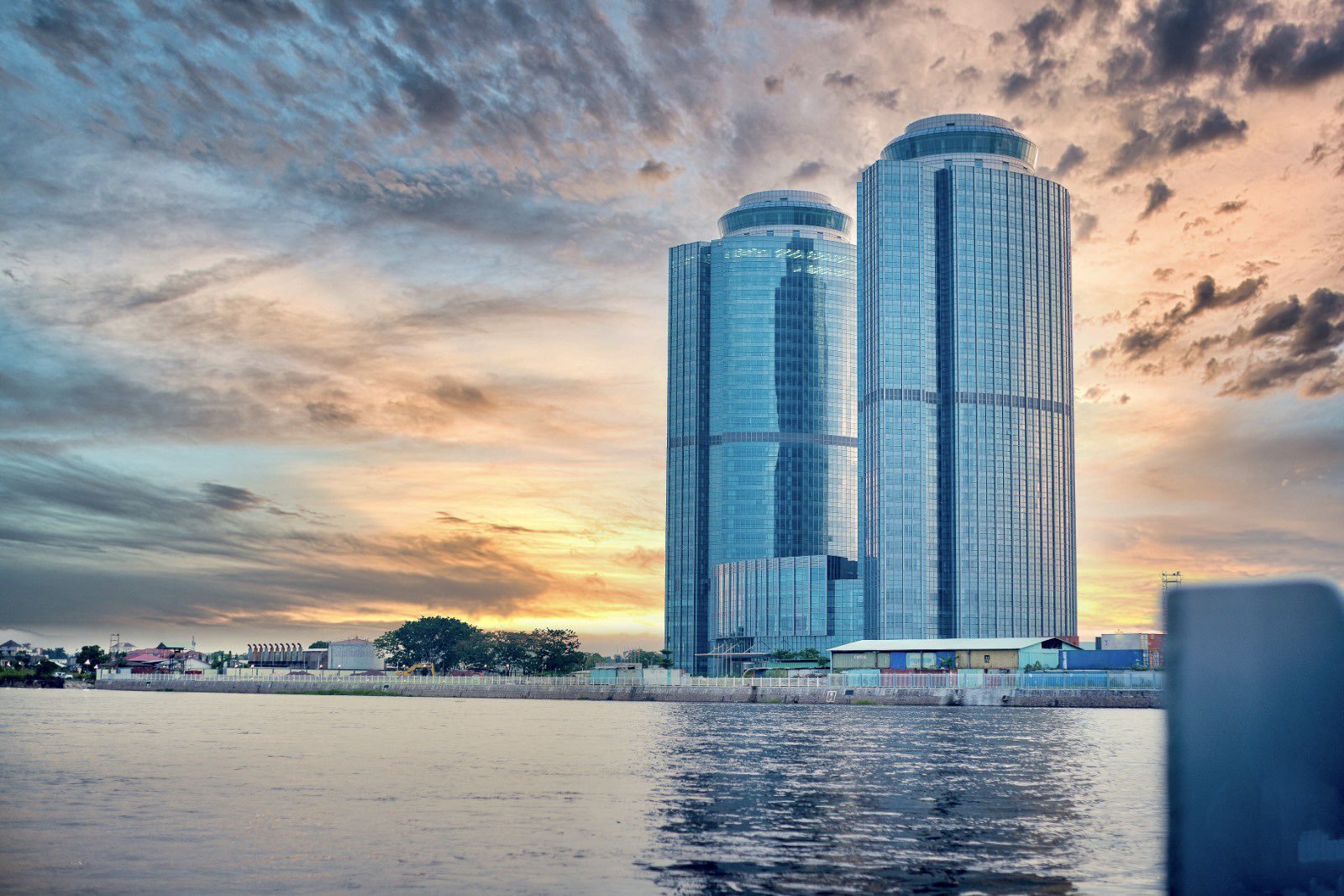 Tours jumelles au coucher du soleil